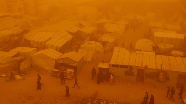 Sandstorm Sweeps Through Gaza Refugee Camps, Sky Turns Orange