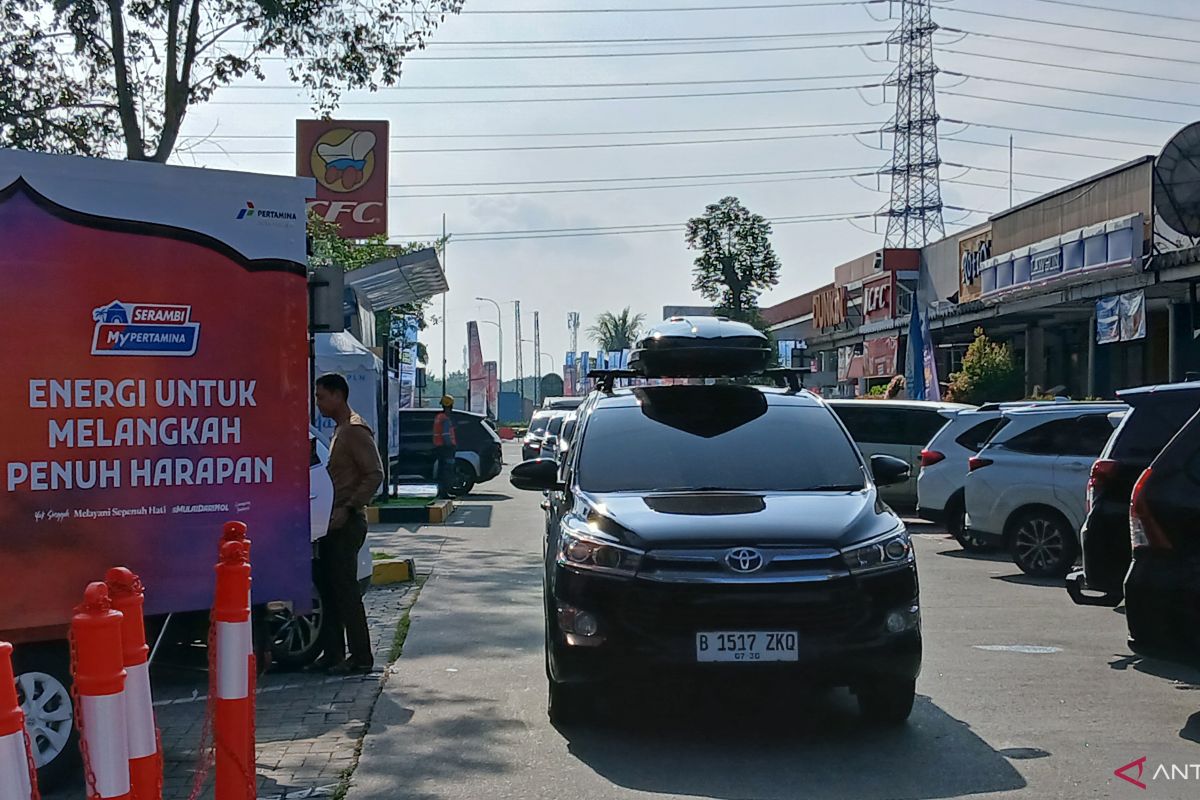 Vehicle Volumes Surge at KM 43 Rest Area on Jakarta-Merak Toll Road