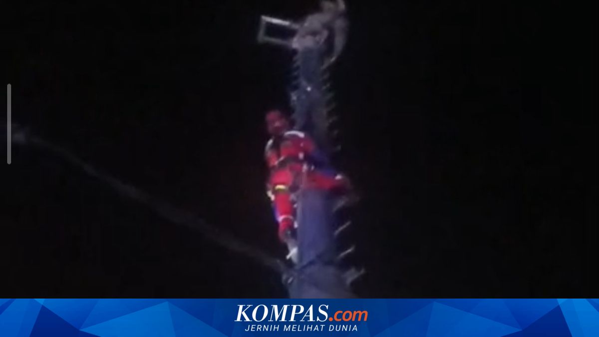 Bekasi Fire Service Persuades Teenager to Descend from 20-Metre GSM Tower: "Your Journey is Far from Over"