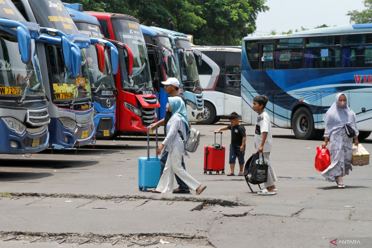 Purabaya Terminal begins to bustle with homebound travellers