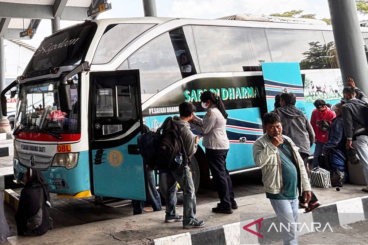Departing Travellers Leave Bali Through Mengwi Terminal at 3,000 Per Day