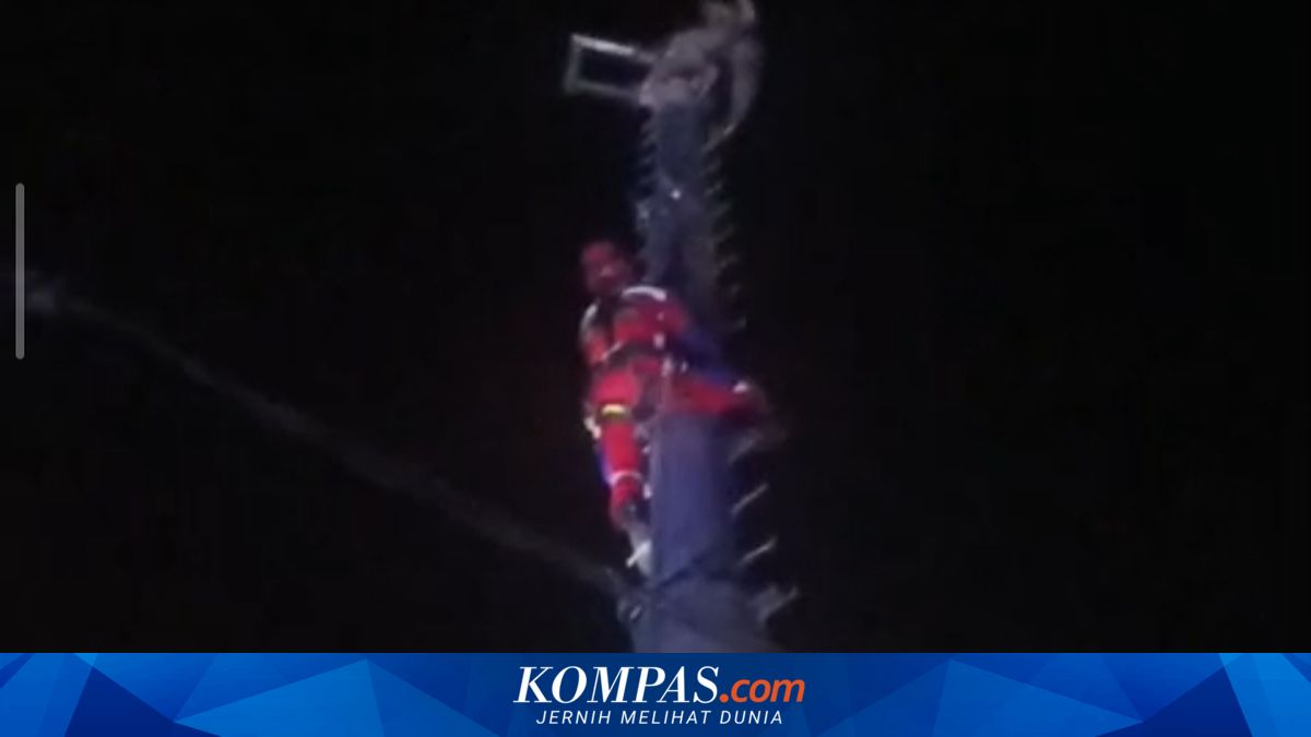 16 Firefighters Deployed to Evacuate Teenager Who Climbed 20-Metre Tower in Bekasi