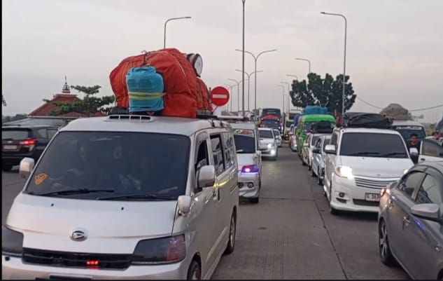 Insufficient E-Toll Balance Causes Vehicles to Queue at Pejagan Toll Gate