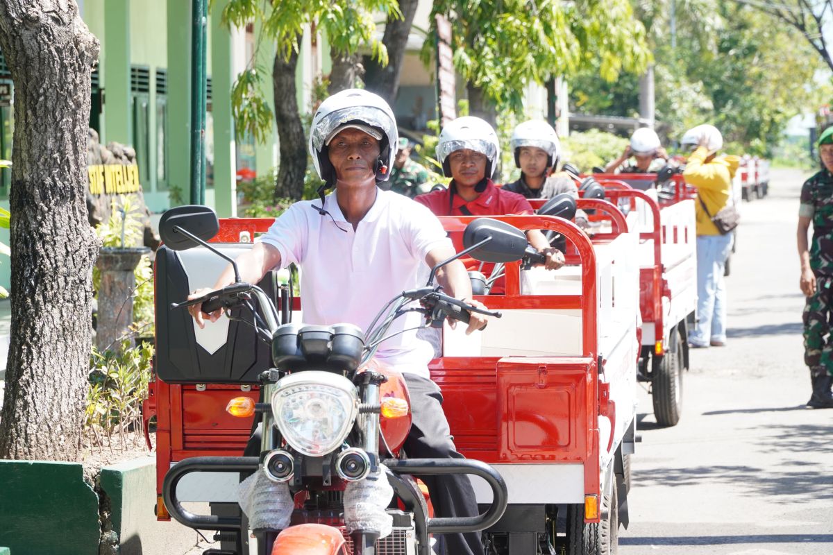 Lamongan Distributes 60 Three-Wheeled Vehicles to Village Red and White Cooperatives