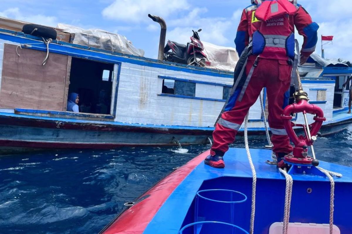 Passengers evacuated from damaged vessel in Karang Beras waters