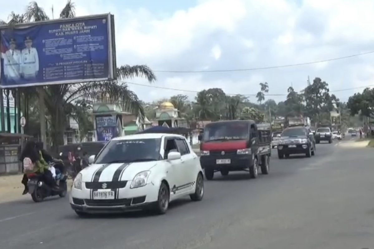 Mudik Traffic on East Sumatra Cross Route between Jambi and Riau Remains Smooth and Busy
