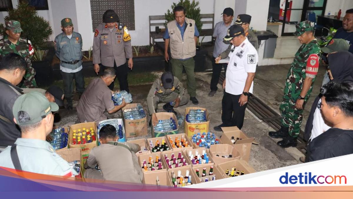 Six Hundred Bottles of Illegal Liquor Seized in Cibinong Bogor Shop Raid