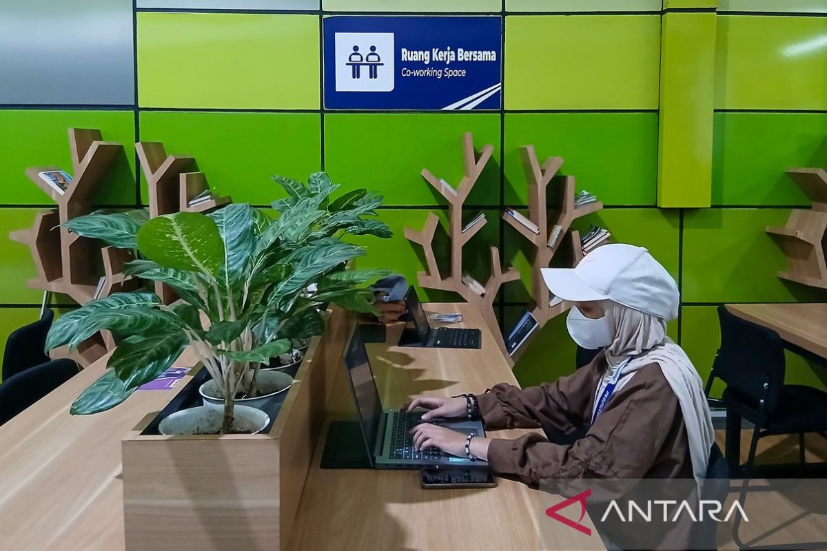 Waiting for trains becomes more comfortable with coworking space at Gambir Station