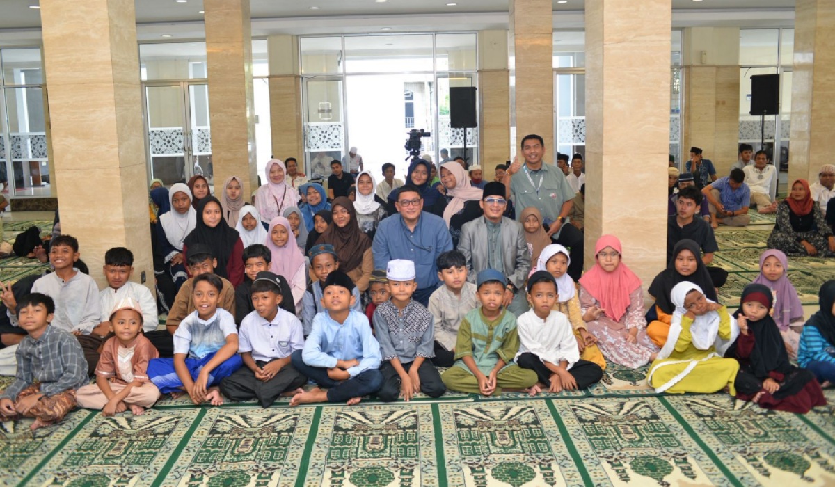 Tanjung Priok Port Residents Receive Eid Aid