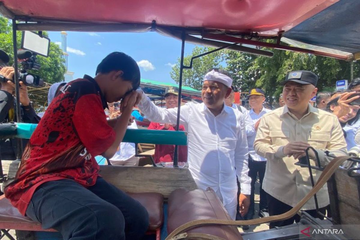Smiles of joy from delman drivers in Garut when banned from operating