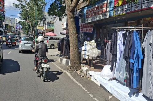 Seasonal Street Vendors Proliferate in Prohibited Areas Ahead of Eid, Here is Cimahi City's Municipal Police Response