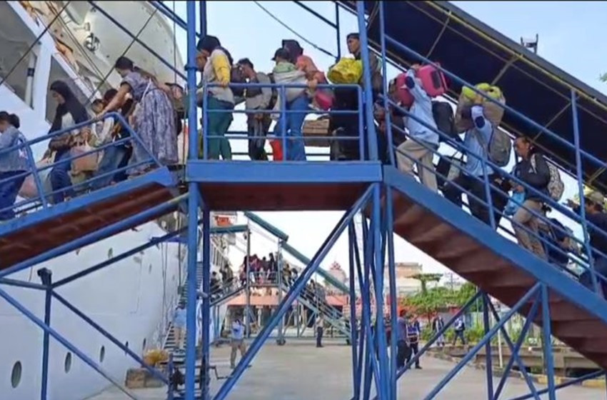 Sampit Port Homecoming Activities Peak with Three Ships Departing in One Day