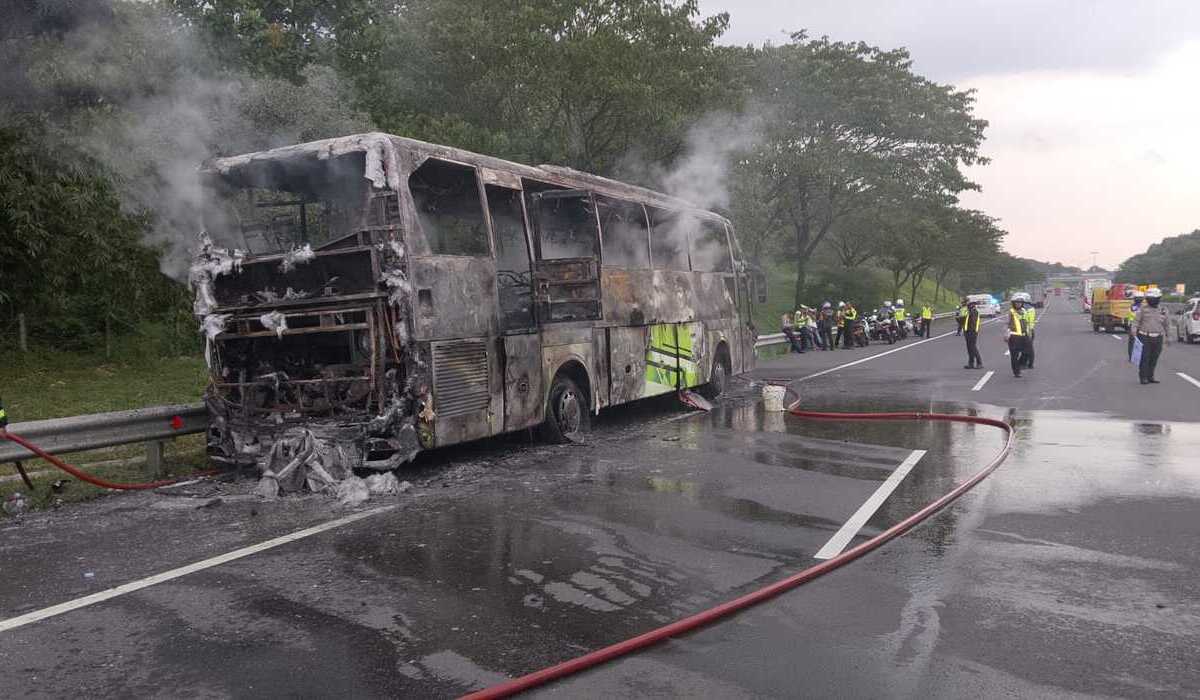 Tour Bus Catches Fire on Cipali Tollway