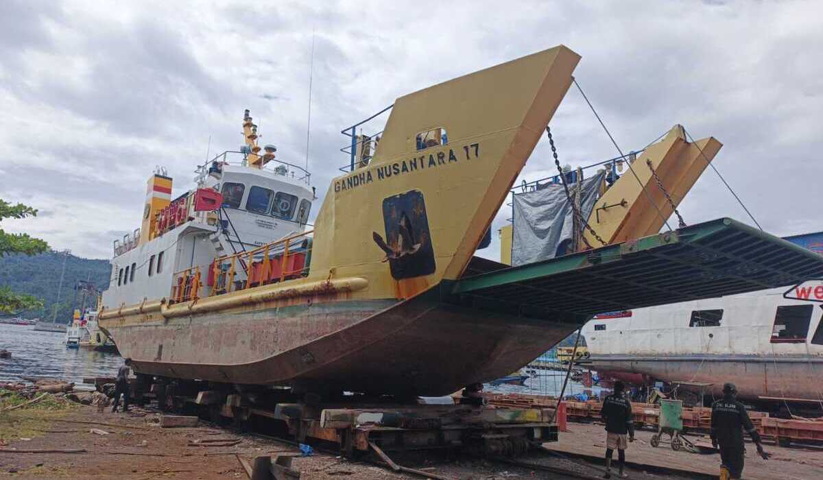 Seven Crew Members of KM Ganda Nusantara 17 Evacuated as 4-Metre Waves Strike Vessel