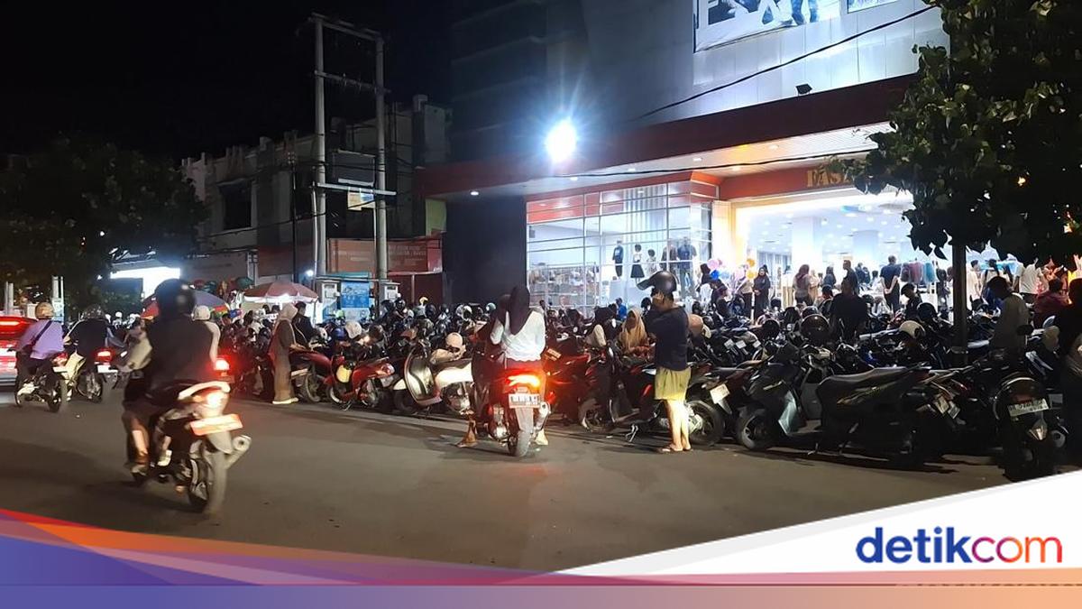 Eid Bonus Released, Mataram Residents Hunt for Festive Clothing amid Traffic Congestion