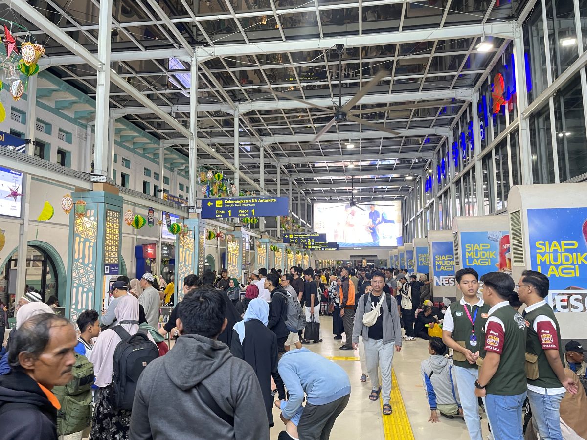 Six Days to Eid: Pasar Senen Station Crowded with Homebound Travellers