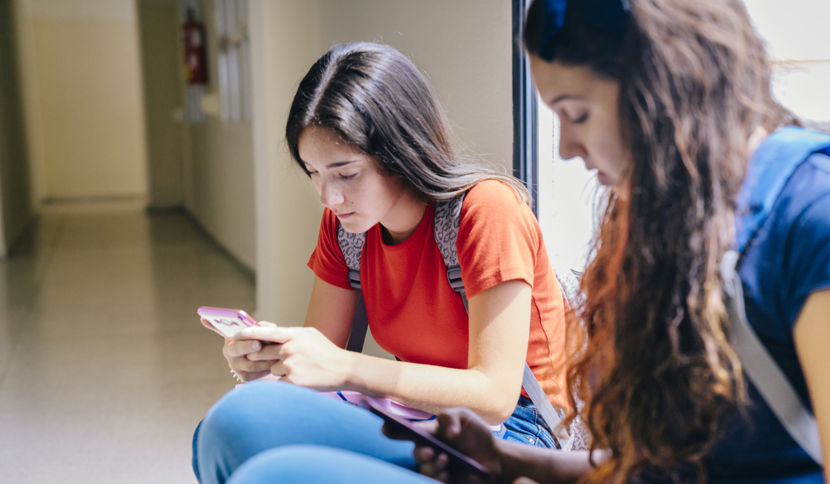 Risks Behind Total Social Media Bans for Teenagers, Psychologist Explains