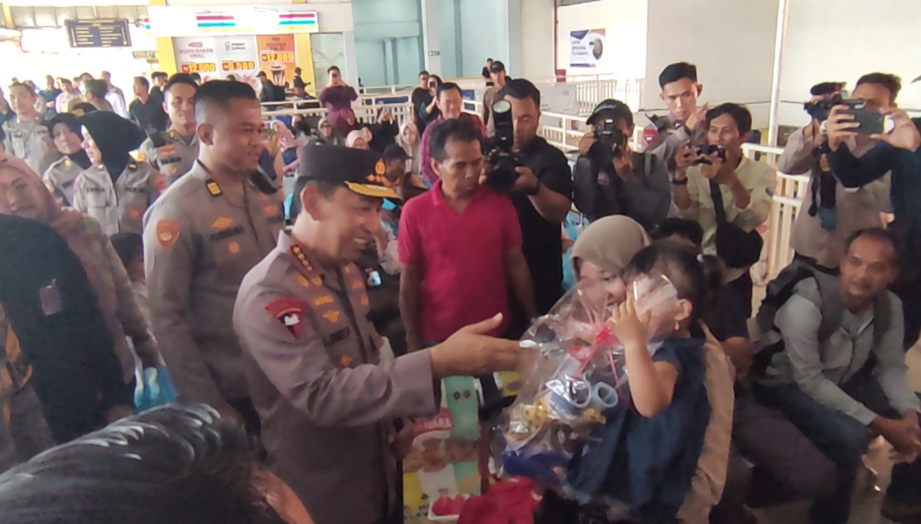 National Police Chief Oversees Mudik Operations at Purabaya Terminal, Emphasises Passenger Safety