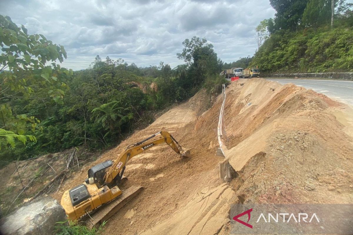 PT HK Repairs Subsidence on Tarutung-Sibolga Highway