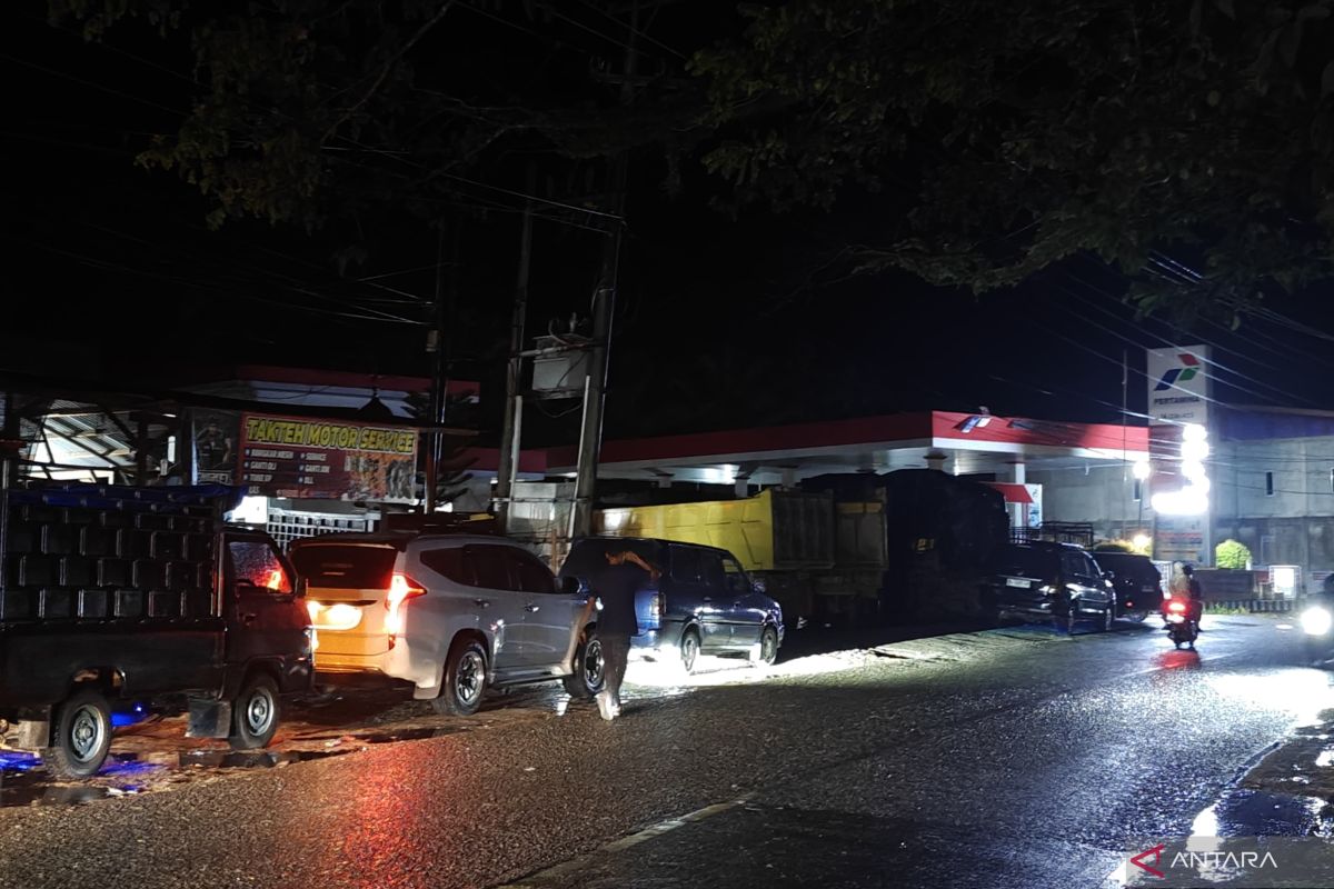 Fuel Filling at Nagan Raya Petrol Station Awaits Staff to Complete Tarawih Prayer