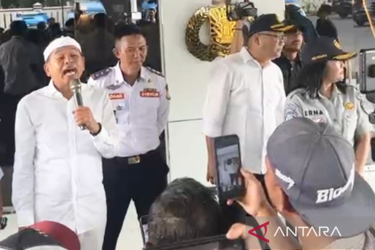 West Java Governor provides compensation to Puncak minibus drivers