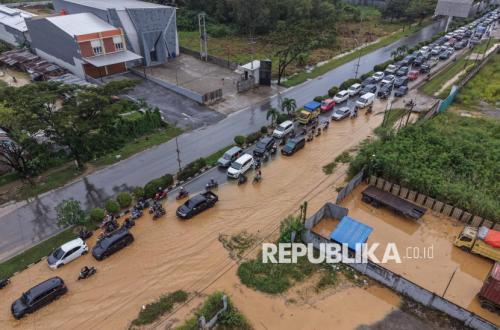 Brigadier General M. Yoenoes Road in Kendari Flooded, Traffic Congestion Spans 500 Metres
