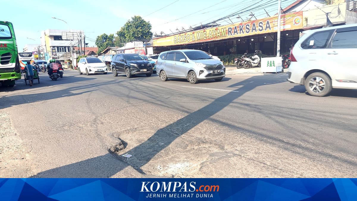 HM Joyo Martono Road in Bekasi Remains Potholed Ahead of Eid Holiday Exodus, Residents Worried About Accidents