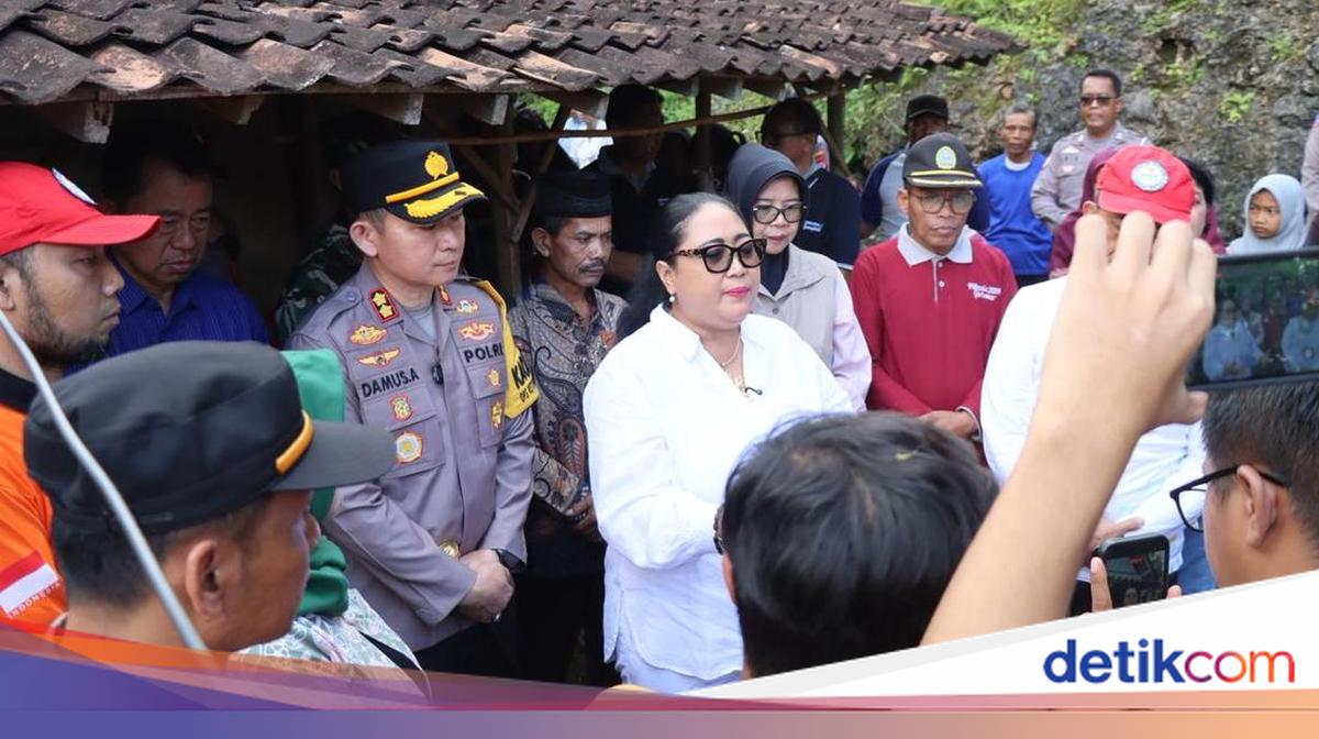 Viral Gunungkidul Boy Caring for Sick Mother Receives Bicycle and Wheelchair from Police