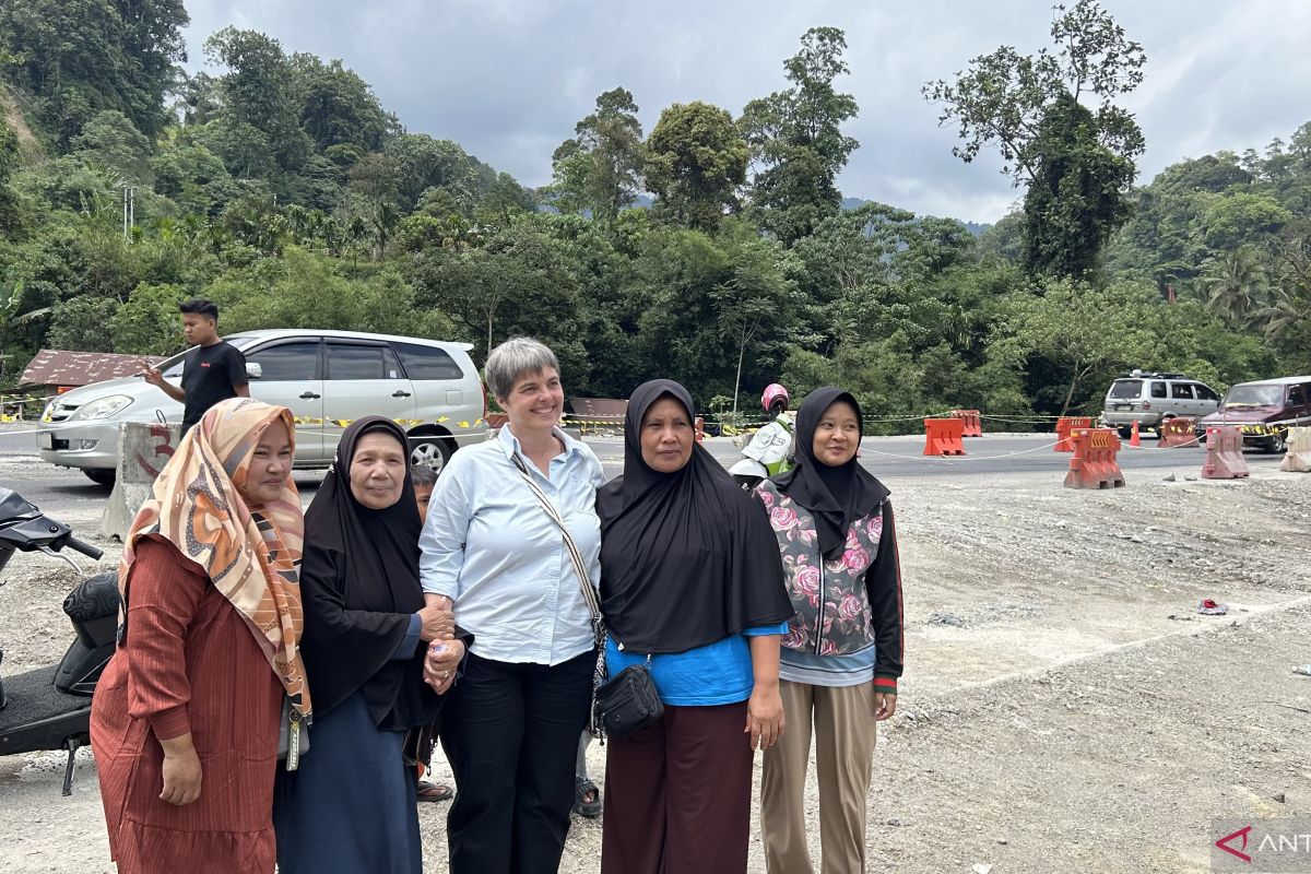 Flood Victims at Twin Bridge Receive Aid from German Resident