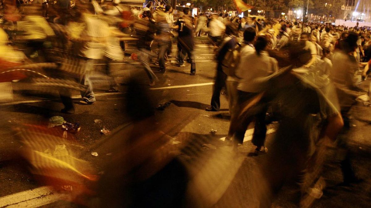 Motorcycle Gang Confronts Makassar Police Headquarters During Iftar