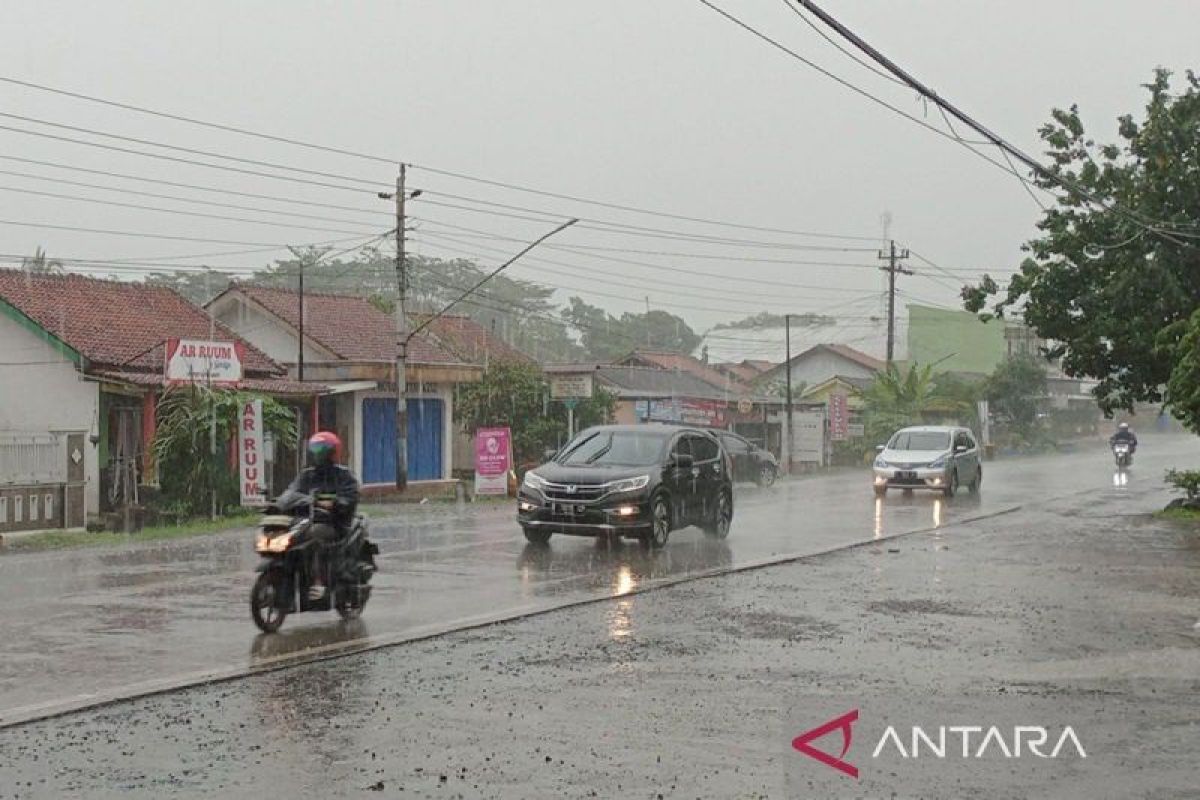 Monday: BMKG warns of heavy to very heavy rainfall across several cities