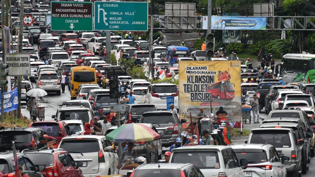 Puncak Minibuses Halted Temporarily During Eid Holiday, Drivers Receive Rp1 Million Compensation