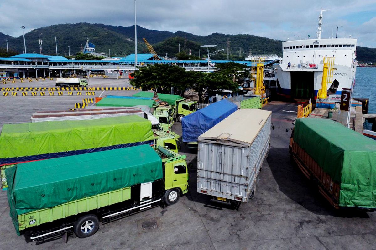 West Java Police Take Action Against Three-Axle Trucks Disrupting Homecoming Traffic