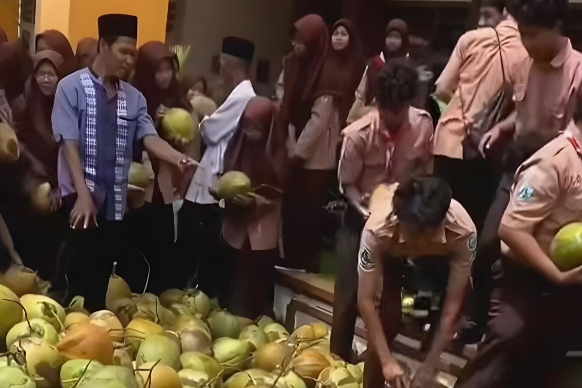 Yesterday: BGN Suspends Free Nutrition Programme Providing Whole Coconuts, Semeru Erupts