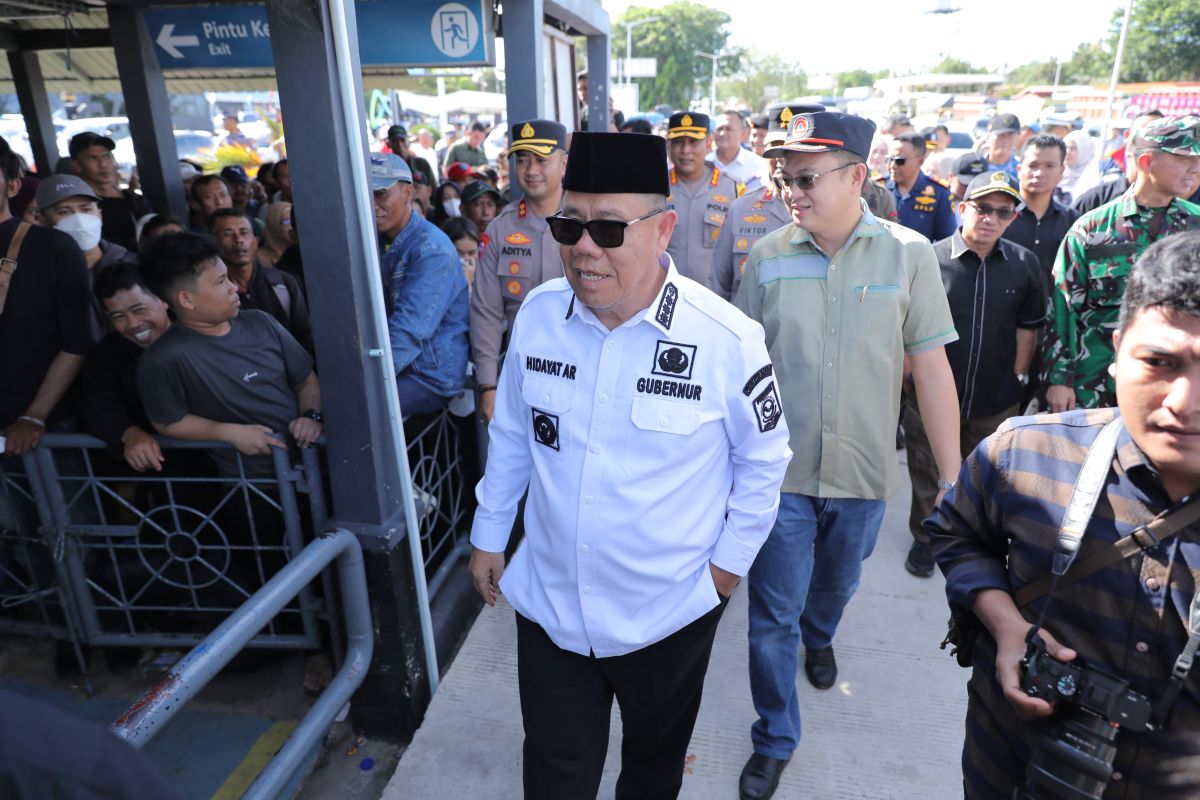 Governor of Bangka Belitung Criticises Ferry Service Quality During Lebaran Holiday Rush at Tanjung Kalian Port
