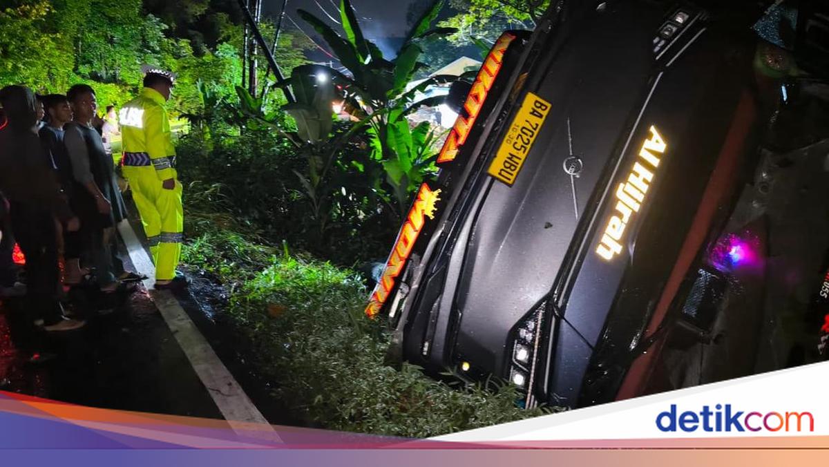 Bus Plunges into Ravine in Lahat, South Sumatra; Police Launch Immediate Evacuation