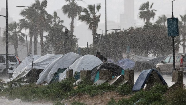 Tragic Conditions: Israeli War Refugees Sleep Under Tarps, Shelters Shredded by Storms