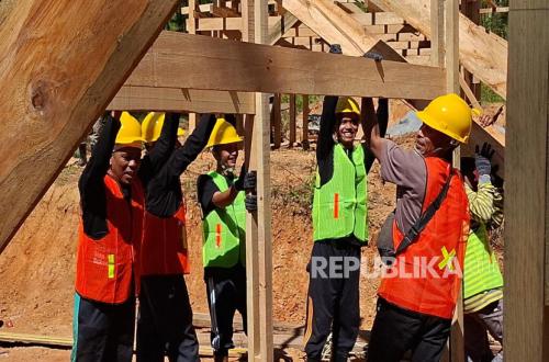 Dompet Dhuafa Accelerates Temporary Housing Construction in Central Aceh, Disaster Survivors Trained as Skilled Craftsmen