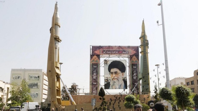 Iran's Sejjil Missile Weapon Launches: Sophistication of the "Divine Bird" Ballistic Missile
