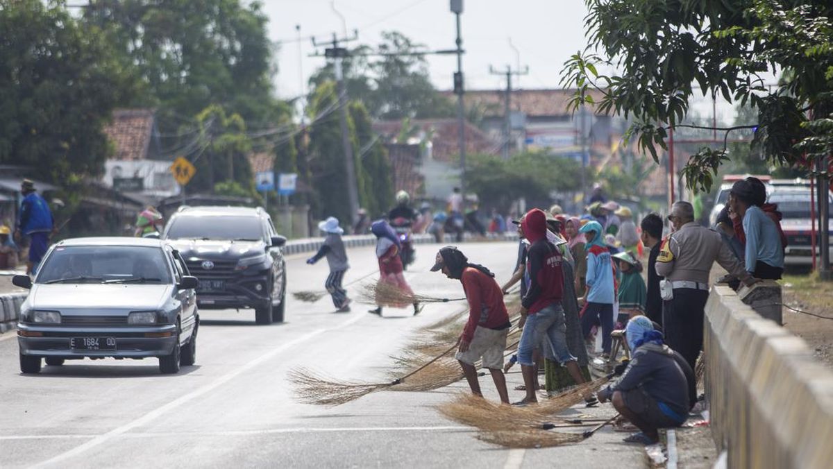 Mudik Season: Pantura Route at Kali Sewo in Indramayu Flooded with Money Sweepers