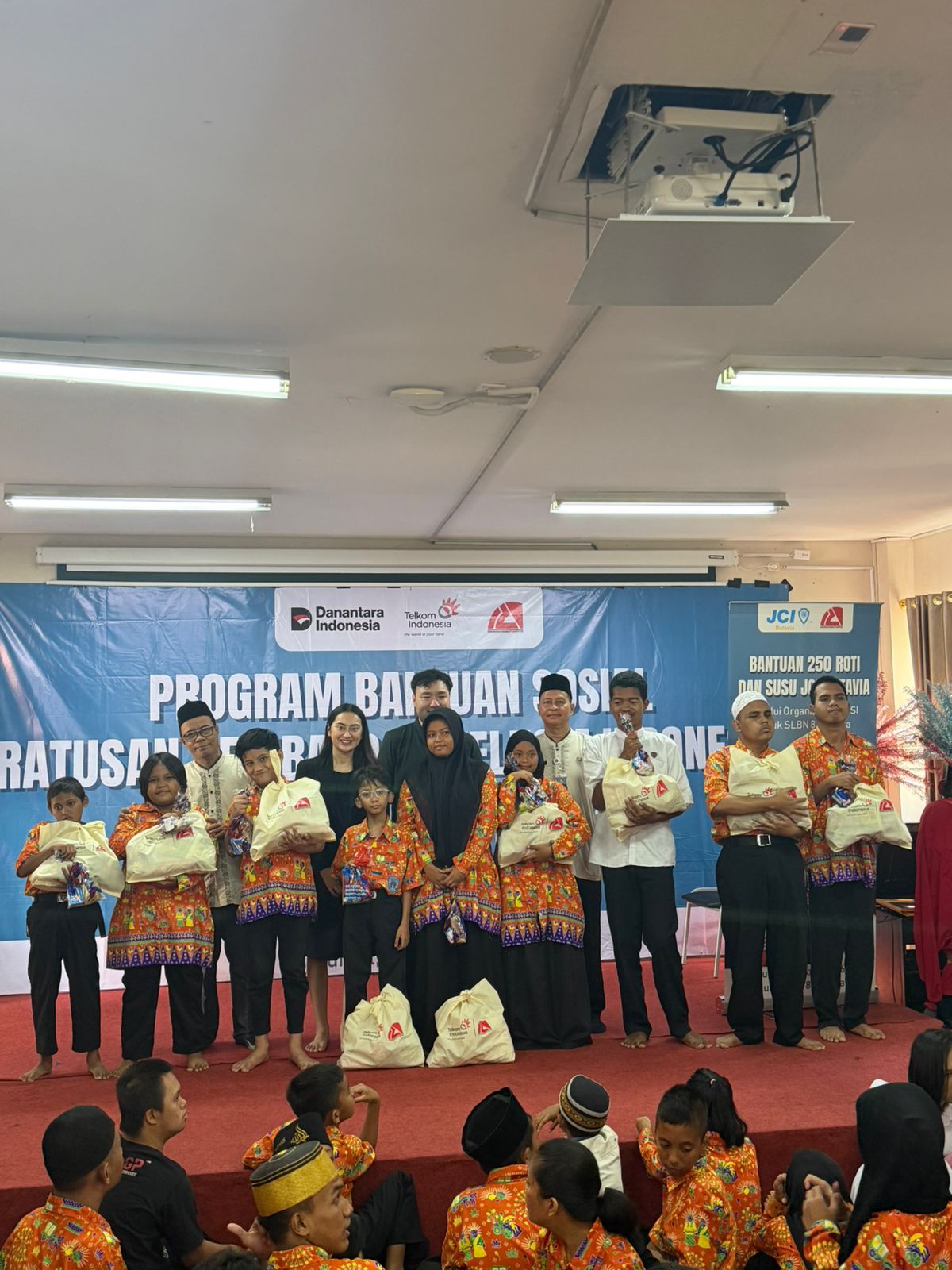 Indisi Partners with Telkom and JCI Batavia to Distribute 250 Food Baskets to SLBN 8 Jakarta