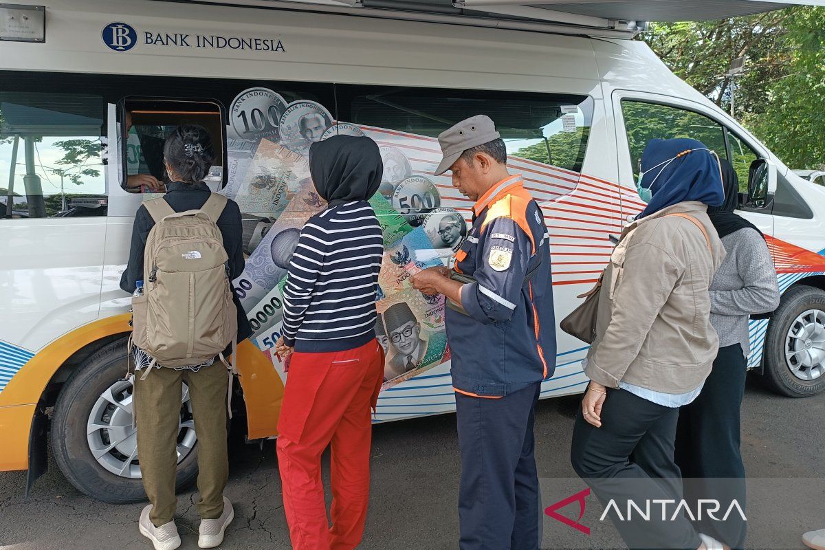 Residents eager to exchange new banknotes at Gambir Station