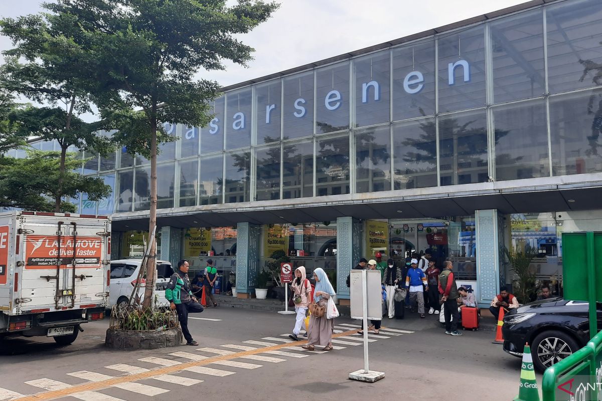 23,000 train passengers depart from Pasar Senen Station
