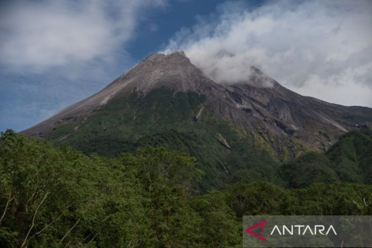 Mount Merapi launches pyroclastic flows up to 1.6 km on Monday morning