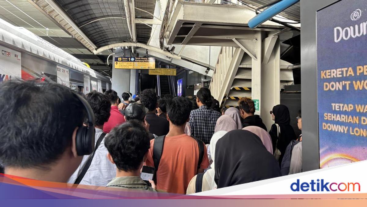 First Day of Work From Anywhere Policy, Sudirman Station Remains Busy with Passengers