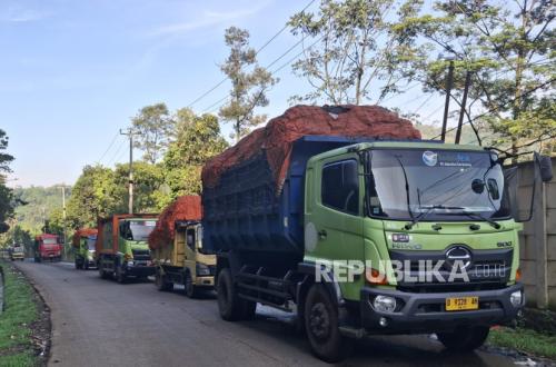 Rubbish Lorry Queue Stretches 1.5 km at Sarimukti Landfill