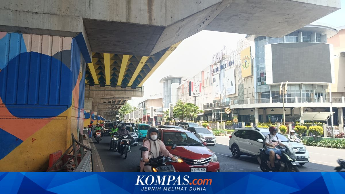 Police Implement "One Way" Traffic System on Kalimalang Route in Bekasi to Prevent Mudik Congestion
