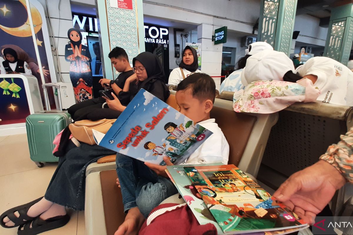 Free WiFi and Books Accompany Passengers at Pasar Senen Station