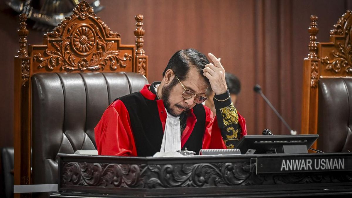Former President Jokowi's Brother-in-Law, Constitutional Court Judge Anwar Usman, Apologises and Bids Farewell at Final Hearing