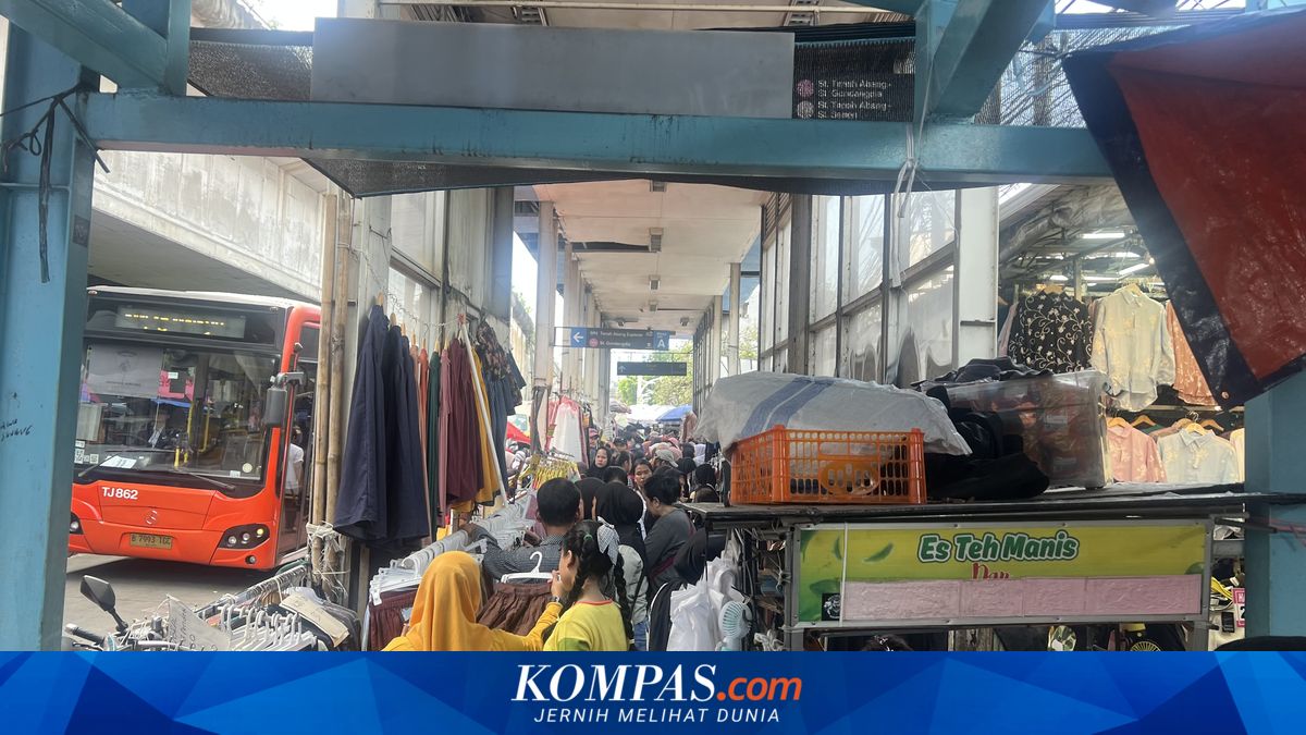 Transjakarta Bus Stop at Tanah Abang Becomes Street Vendor Lane Ahead of Eid